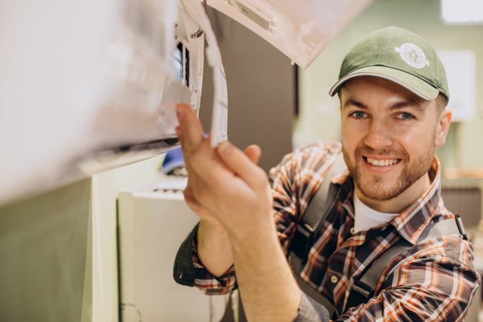 Installer AC profesional memasang unit indoor (freepik.com)