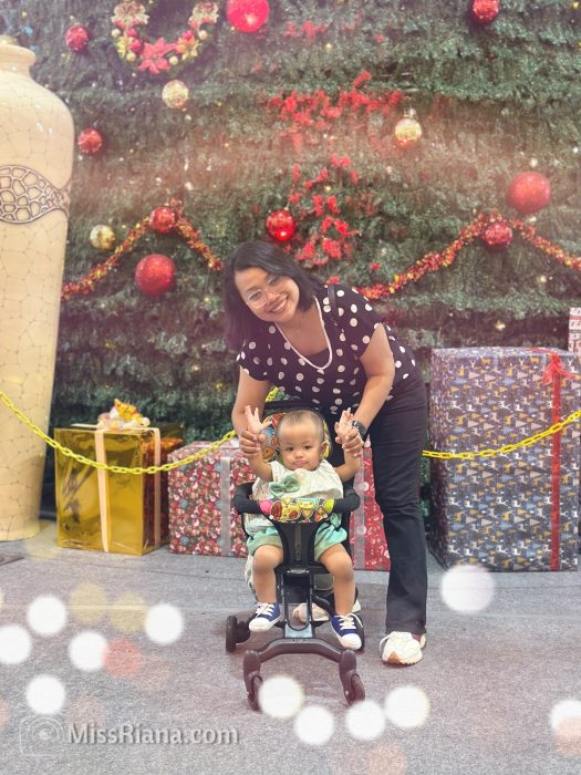 Menemani ponakan mencoba berbagai permainan di playground