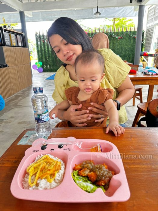 Menemani ponakan makan siang di Playground