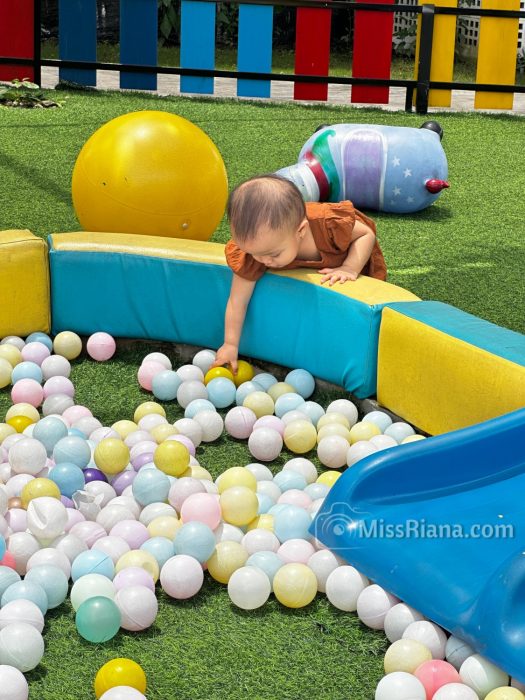Suasana playground outdoor saat bermain bersama ponakan