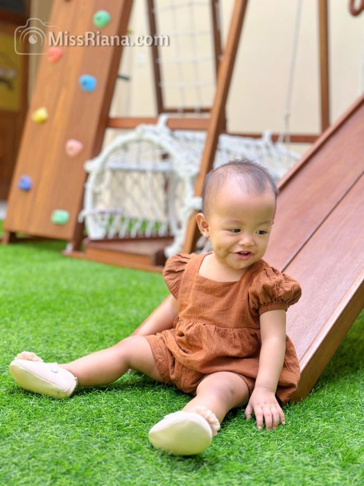 Keceriaan ponakan bermain di area playground anak