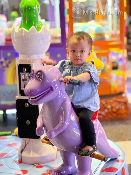 Mengabadikan momen keceriaan ponakan dengan foto