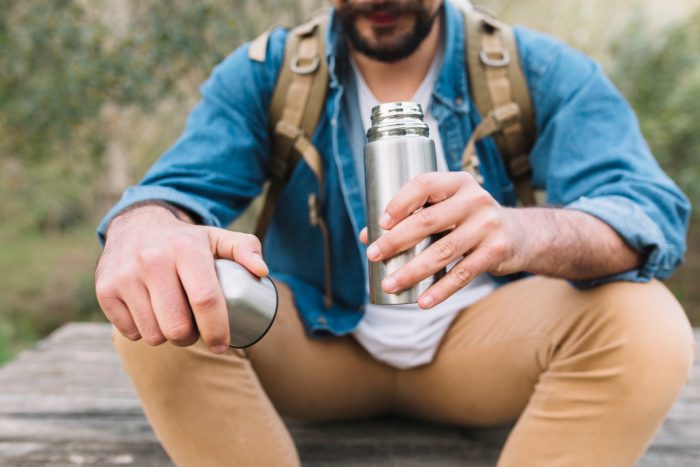 Bawa botol minum untuk membantu mencegah tenggorokan kering.